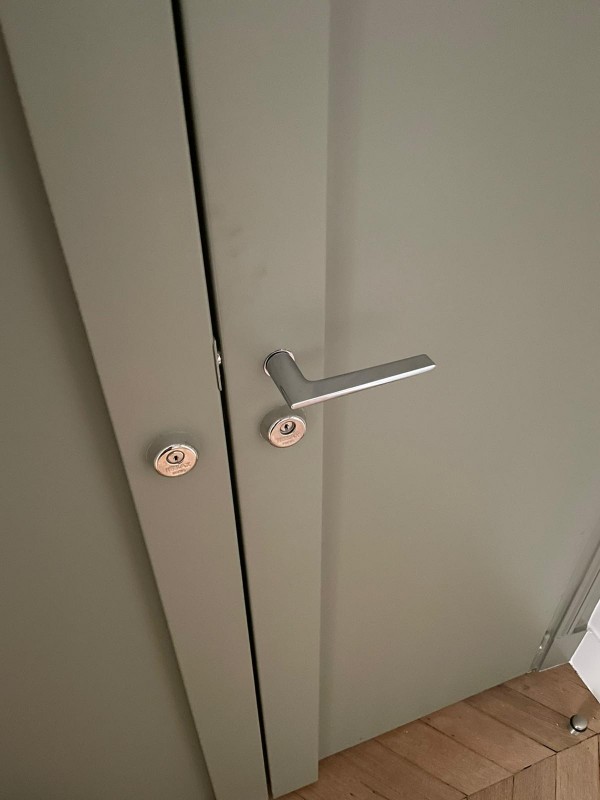 Puxador VERUM Lieve - puxador de porta sem a placa para uma porta com uma fechadura de aplicar